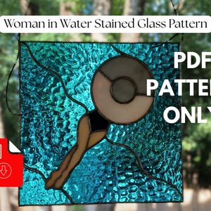 Peut inclure: Motif de vitrail représentant une femme dans l'eau. Le design comprend une silhouette avec un chapeau et un maillot de bain, sur un fond turquoise texturé. Le texte "Woman in Water Stained Glass Pattern" et "PDF PATTERN ONLY" sont visibles.