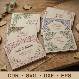 Op de afbeelding: Houten gastenboeken met ingewikkelde lasergesneden ontwerpen en verschillende kleuraccenten. Elk boek bevat namen en data, met bloemen- en geometrische patronen. De boeken liggen op een houten oppervlak.