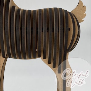 Puede incluir: Escultura de perro de madera con un dise&ntilde;o en capas. El cuerpo del perro est&aacute; hecho de listones verticales de color marr&oacute;n oscuro, creando un efecto rayado. Las patas y la cola son de madera marr&oacute;n claro. La escultura tiene el texto "Colorful Walk".