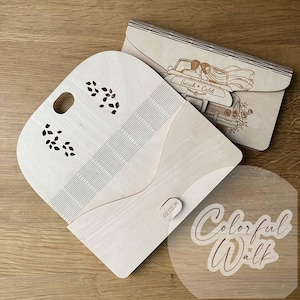 Puede incluir: Dos sobres de invitaci&oacute;n de boda de madera. Uno est&aacute; abierto, con un dise&ntilde;o decorativo de hojas y una serie de l&iacute;neas paralelas. El otro sobre presenta una imagen cortada con l&aacute;ser de una pareja en un coche antiguo con los nombres "Sarah & Caleb".