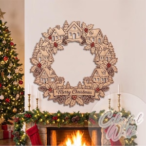 Puede incluir: Una decoraci&oacute;n de pared circular de madera con una escena de pueblo invernal tallada que incluye casas, pinos, ciervos, hojas de acebo y pi&ntilde;as. Una cinta en la parte inferior muestra el texto Merry Christmas en una fuente cursiva oscura.