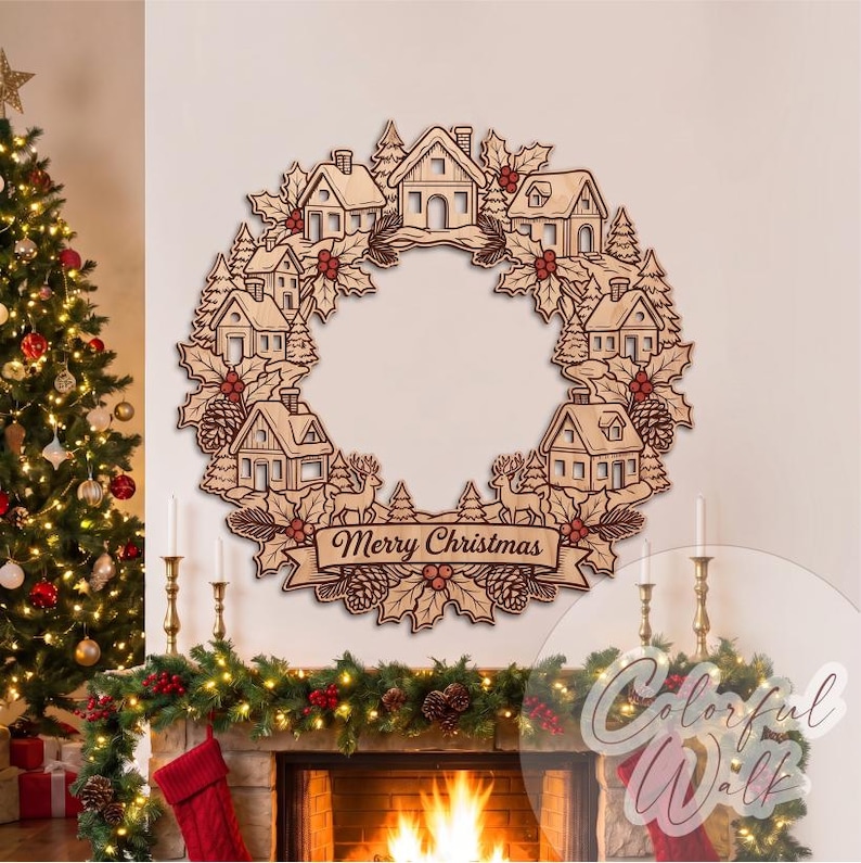 Puede incluir: Una decoraci&oacute;n de pared circular de madera con una escena de pueblo invernal tallada que incluye casas, pinos, ciervos, hojas de acebo y pi&ntilde;as. Una cinta en la parte inferior muestra el texto Merry Christmas en una fuente cursiva oscura.