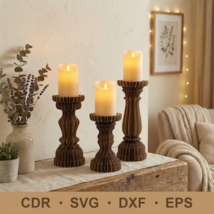 Op de afbeelding: Drie houten kandelaars met brandende, ivoorkleurige kaarsen. De houders zijn donkerbruin met decoratieve, gesneden ontwerpen. De kaarsen staan op een houten tafel met een neutraal gekleurde loper. De afbeelding bevat ook de tekst: CDR, SVG, DXF, EPS.