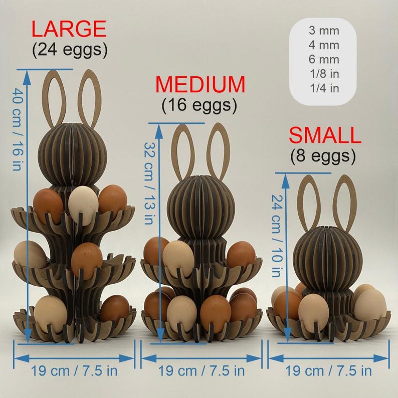 Puede incluir: Tres hueveras de madera marr&oacute;n con forma de conejito, cada una con un n&uacute;mero diferente de huevos. La m&aacute;s grande mide 40 cm de alto y contiene 24 huevos. La mediana mide 32 cm de alto y contiene 16 huevos. La m&aacute;s peque&ntilde;a mide 24 cm de alto y contiene 8 huevos.