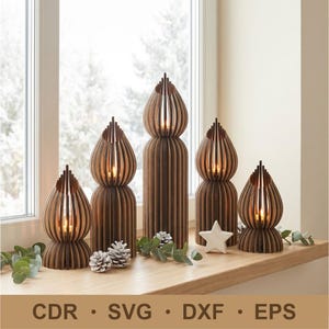 Op de afbeelding: Een verzameling van vijf houten kandelaars in verschillende maten, die een warm licht uitstralen. De houders hebben een gelaagd ontwerp. De tekst "CDR • SVG • DXF • EPS" wordt onderaan de afbeelding weergegeven.