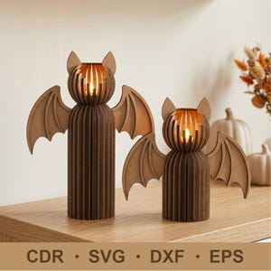 Può includere: Due portacandele a forma di pipistrello in legno con un bagliore caldo dall'interno. Le figure di pipistrello hanno ali e orecchie dettagliate e sono realizzate in legno a strati. La base dell'immagine include il testo: CDR • SVG • DXF • EPS.