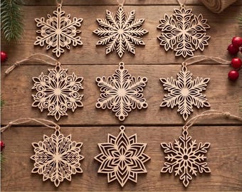 Könnte beinhalten: Neun lasergeschnittene Holzornamente in Schneeflockenform mit komplexen geometrischen Mustern, jeweils mit einer Juteschnur zum Aufhängen. Das Set zeigt verschiedene symmetrische Designs auf einer Holzoberfläche mit dem Text CDR, SVG, DXF, EPS.