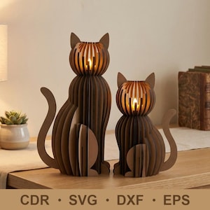 Op de afbeelding: Twee bruine houten katvormige kandelaars. De kandelaars hebben een sleufontwerp op de kop en het lichaam, met een kaars erin. De katten zitten op een houten oppervlak. De afbeelding bevat ook de tekst "CDR • SVG • DXF • EPS".