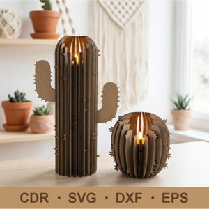 以下が含まれることがあります： 茶色の木製サボテン型キャンドルホルダー2つ。背の高い方は腕があり、短い方は丸いです。どちらも縦のスリットと星型のディテールがあります。「CDR • SVG • DXF • EPS」の文字が下にあります。