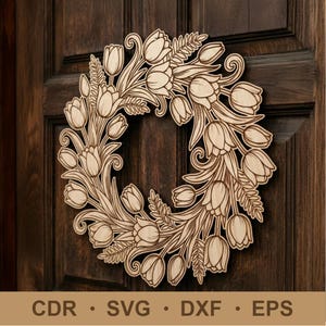 Könnte beinhalten: Ein Holzkranz mit Tulpendesign. Der Kranz besteht aus hellem Holz und ist aufwendig mit detaillierten Tulpen- und Blättermustern geschnitten. Der Kranz wird vor einer dunkelbraunen Holztür gezeigt. Text: CDR • SVG • DXF • EPS.