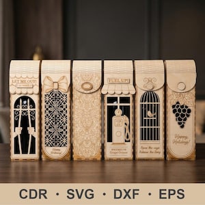 Peut inclure: Six coffrets à vin en bois avec des découpes décoratives et des motifs variés. Chaque boîte présente un thème unique, notamment un nœud, une cage avec un oiseau et une pompe à essence. Le texte comprend "LET ME OUT!", "FUEL UP!", "Happy Birthday!" et "Happy Holidays!"