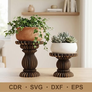 Puede incluir: Un juego de tres tazas de cerámica con un acabado mate moteado. Las tazas son en tonos crema, gris claro y gris oscuro. Cada taza tiene un diseño simple y minimalista y un asa redondeada.