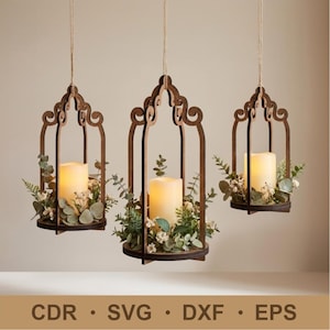 Könnte beinhalten: Drei hängende Kerzenlaternen aus Holz mit dekorativen Blumenarrangements. Jede Laterne hat eine warme, leuchtende Kerze. Die Laternen sind an Schnüren aufgehängt und haben ein verziertes, bogenförmiges Design. Der untere Teil des Bildes zeigt den Text: CDR • SVG • DXF • EPS.