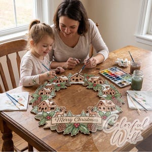 Puede incluir: Una corona navide&ntilde;a de madera con ilustraciones pintadas de peque&ntilde;as casas, pinos, renos, hojas de acebo y pi&ntilde;as. Una pancarta en la parte inferior muestra el texto Merry Christmas. La corona est&aacute; decorada con detalles en verde y rojo.