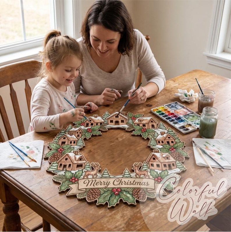 Puede incluir: Una corona navide&ntilde;a de madera con ilustraciones pintadas de peque&ntilde;as casas, pinos, renos, hojas de acebo y pi&ntilde;as. Una pancarta en la parte inferior muestra el texto Merry Christmas. La corona est&aacute; decorada con detalles en verde y rojo.