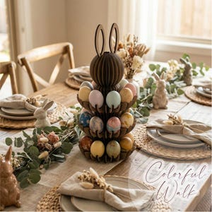 Puede incluir: Un soporte de madera marr&oacute;n de tres niveles para huevos de Pascua con forma de conejito, lleno de huevos de colores pastel. La mesa incluye conejitos decorativos, platos y arreglos florales, creando un ambiente festivo de Pascua. El texto "Colorful Walk" es visible.