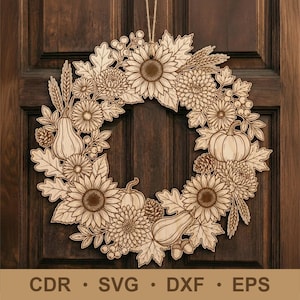 Puede incluir: Una corona de madera con girasoles, calabazas, hojas y bayas. La corona es de madera clara y tiene diseños detallados. Cuelga de una puerta de madera marrón oscuro. La parte inferior de la imagen muestra el texto "CDR • SVG • DXF • EPS".
