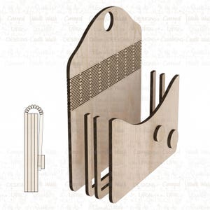 Puede incluir: Un revistero de madera clara, con asa y ranuras para guardar revistas. El dise&ntilde;o presenta una base curvada y un patr&oacute;n de l&iacute;neas horizontales. El color natural de la madera le da un aspecto r&uacute;stico. Altura aproximada de 25 cm.