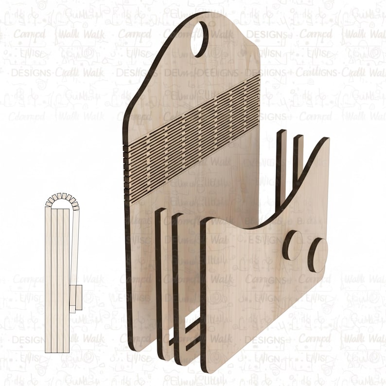 Puede incluir: Un revistero de madera clara, con asa y ranuras para guardar revistas. El dise&ntilde;o presenta una base curvada y un patr&oacute;n de l&iacute;neas horizontales. El color natural de la madera le da un aspecto r&uacute;stico. Altura aproximada de 25 cm.