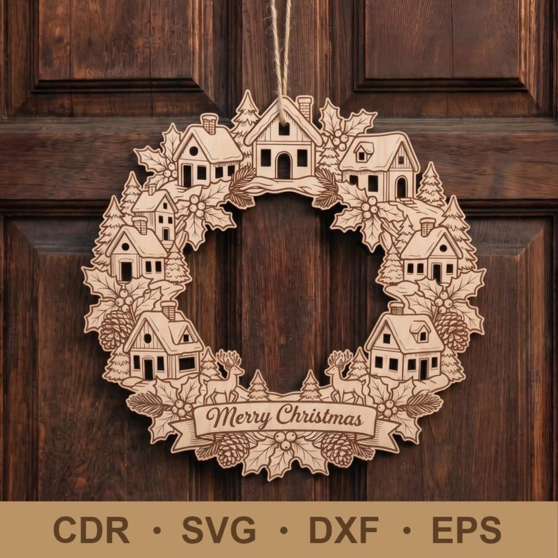 Puede incluir: Una corona navide&ntilde;a decorativa de madera con una escena de pueblo que incluye casas, pinos, ciervos y hojas de acebo. Una cinta en la parte inferior muestra el texto Merry Christmas. El dise&ntilde;o cuelga de un cordel fino.