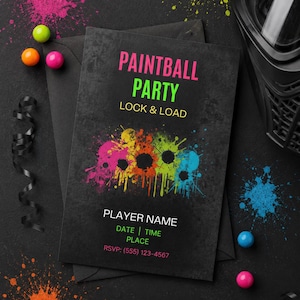 Pode incluir: Um cartão de convite retangular preto para uma festa de paintball com salpicos de tinta coloridos e o texto PAINTBALL PARTY LOCK & LOAD. O cartão inclui espaços para o nome do jogador, data, hora, local e número de RSVP em cores néon.