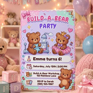 Op de afbeelding: Een rechthoekige uitnodigingskaart met een lichtpaarse achtergrond, voorzien van illustraties van bruine teddyberen, een roze strik en sterren. De tekst luidt Build-A-Bear Party, Emma turns 6!, Saturday, July 12th | 2:00 PM, Build-A-Bear Workshop, 123 Rainbow Lane en RSVP to Sarah (555) 123-4567.