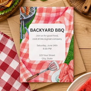 Könnte beinhalten: Eine Einladung zum Grillen mit einem rot-weiß karierten Picknickdecken-Design. Die Einladung enthält den Text "BACKYARD BBQ" und Veranstaltungsdetails. Das Bild zeigt auch einen Burger, Wassermelone und Grillutensilien.