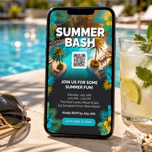 Op de afbeelding: Een smartphone toont een "Summer Bash" uitnodiging met een tropisch thema. Het scherm toont een zwembadscène, evenementdetails en een QR-code. Een glas drank met limoen en munt, en een zonnebril staan op de voorgrond.