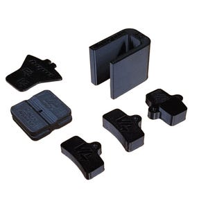 Peut inclure: Ensemble d'objets noirs de forme géométrique, comprenant une pièce en forme de U et plusieurs petits composants de formes uniques. Les objets semblent être faits d'un matériau solide, avec une finition mate. Certains éléments comportent du texte imprimé.