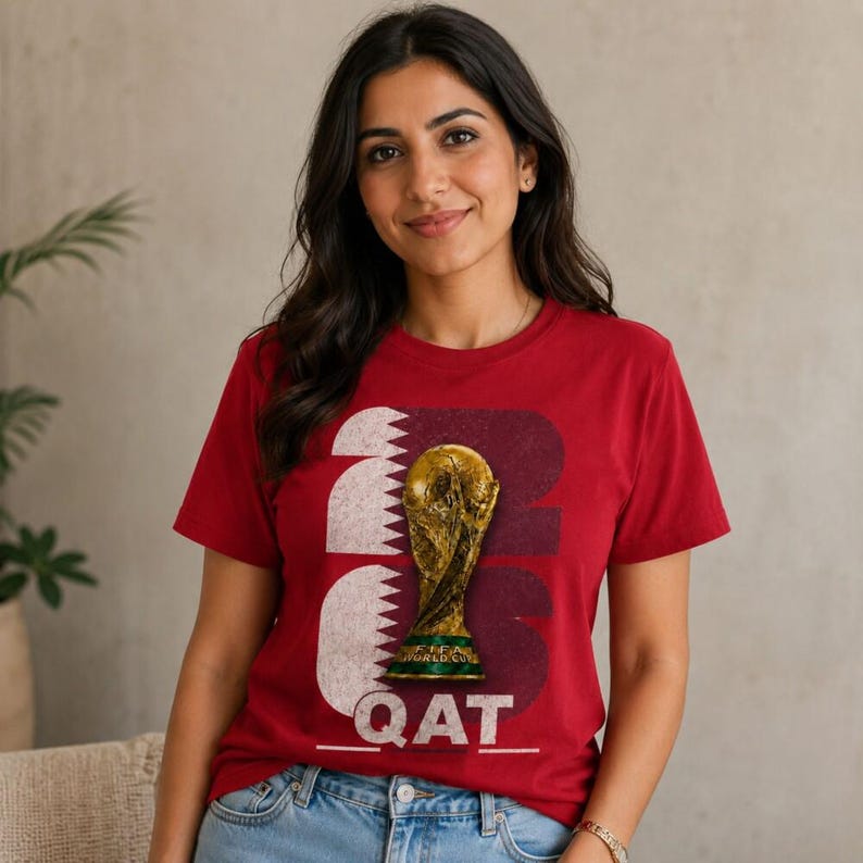 Katar 2026 Fußball-Shirt, QAT Fußball-Fan-T-Shirt, Katar-WM Geschenk-Sweatshirt, Katar Fußball-Fan-Shirt, Katar Fußball 2026 T-Shirt Bild 1