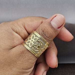 Anillo de latón con filigrana vintage, anillo floral de banda ancha, joyería de estilo bohemio hecha a mano para mujer, anillo étnico en tono dorado