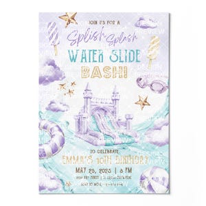 Könnte beinhalten: Eine Geburtstagseinladungskarte mit einer violetten und türkisfarbenen Wasserrutsche, Eis am Stiel, Schwimmbrille, Wasserball und Schwimmring. Der Text lautet: JOIN US FOR A Splish Splash WATER SLIDE BASH TO CELEBRATE EMMA'S 10TH BIRTHDAY MAY 28, 2025 8 PM.