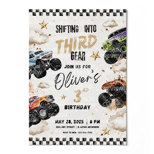 Könnte beinhalten: Eine Geburtstagseinladungskarte mit schwarz-weißem Schachbrettmuster am Rand, drei Monstertrucks, goldenen Sternen und Wolken. Der Text lautet: SHIFTING INTO THIRD GEAR, JOIN US FOR Oliver's 3RD BIRTHDAY, MAY 28, 2025, 8 PM, 1234 ANY STREET, IL 62704 ANYWHERE.