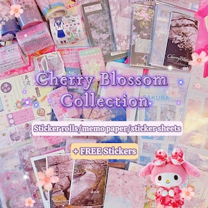 Puede incluir: Una colección de artículos de papelería con temática de flores de cerezo, que incluye rollos de pegatinas, papel de notas y hojas de pegatinas. La imagen presenta una variedad de productos rosas y pastel con texto e ilustraciones japonesas. El texto "Cherry Blossom Collection" es visible.