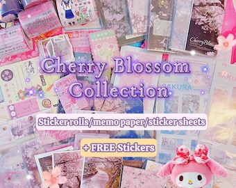 Op de afbeelding: Een verzameling briefpapier met kersenbloesemthema, waaronder stickerrollen, memopapier en stickervellen. De afbeelding toont een verscheidenheid aan roze en pastelkleurige producten met Japanse tekst en illustraties. De tekst "Cherry Blossom Collection" is prominent aanwezig.
