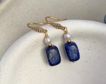 Orecchini pendenti con perle di lapislazzuli / Orecchini pendenti in titanio e oro / Gioielli con pietre preziose realizzati a mano