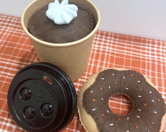 Vilten set warme chocolademelk en donuts