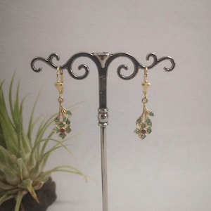 Orecchini Art Nouveau con smeraldo e rubino, argento sterling 925/- placcato oro giallo, gioielli Art Nouveau, orecchini pendenti retrò vintage nostalgici