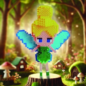 Puede incluir: Un hada Tinkerbell hecha de cuentas de colores perler, de pie sobre un tocón de árbol en un entorno de bosque de ensueño.