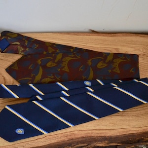 Vintage necktie, paisley necktie, floral necktie, polyester necktie, old necktie, navy blue necktie, silver coast necktie, neatwear necktie