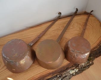 Set med vintage kopparpannor, vintage koppargryta, gammal kopparpanna, hamrad koppargryta, små koppargrytor, panna, gamla kopparkokkärl, kopparpanna