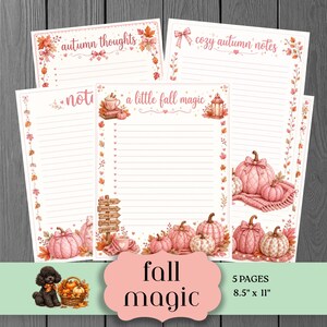 Op de afbeelding: Vijf vellen gelinieerd briefpapier met roze en oranje herfstthema's met pompoenen, bladeren, strikken en mokken. Tekst bevat autumn thoughts, cozy autumn notes en a little fall magic. Elk vel meet 21,59 cm bij 27,94 cm.