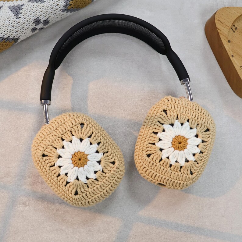 Puede incluir: Fundas para auriculares de ganchillo beige con un dise&ntilde;o de margarita blanca. Las fundas est&aacute;n hechas con un patr&oacute;n de punto de granny square.