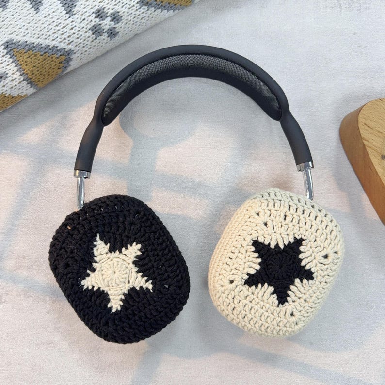 Peut inclure: Housse de casque crochet&eacute; noir et cr&egrave;me avec un motif d'&eacute;toile. Les housses sont faites d'un fil doux et textur&eacute; et sont con&ccedil;ues pour s'adapter aux oreillettes des casques.