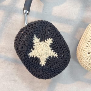 Peut inclure: Une paire de housses pour &eacute;couteurs en crochet noir et blanc avec un motif d'&eacute;toile. Les housses sont faites de fil doux et sont parfaites pour prot&eacute;ger vos &eacute;couteurs des rayures et de la salet&eacute;.