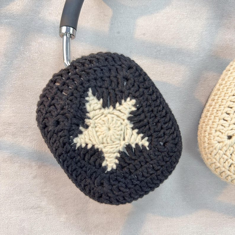 Peut inclure: Une paire de housses pour &eacute;couteurs en crochet noir et blanc avec un motif d'&eacute;toile. Les housses sont faites de fil doux et sont parfaites pour prot&eacute;ger vos &eacute;couteurs des rayures et de la salet&eacute;.