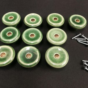 Conjunto de 10 peças. Puxadores de porta e puxadores de móveis realmente sofisticados, em grés vidrado verde, fabricados pelo lendário Carl-Harry Stålhane! Suecos. Década de 1960.