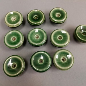 10 piezas. Tiradores de puerta y pomos para muebles realmente elegantes, de gres esmaltado verde, ¡creados por el legendario Carl-Harry Stålhane! Suecos. Vintage de los años 60.