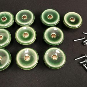 10 piezas. Tiradores de puerta y pomos para muebles realmente elegantes, de gres esmaltado verde, ¡creados por el legendario Carl-Harry Stålhane! Suecos. Vintage de los años 60.