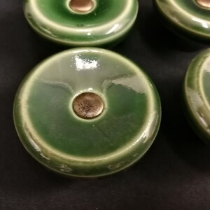 10 pezzi. Maniglie per porte e pomelli per mobili davvero eleganti, in gres smaltato verde, realizzati dal leggendario Carl-Harry Stålhane! Svedesi. Vintage anni '60.